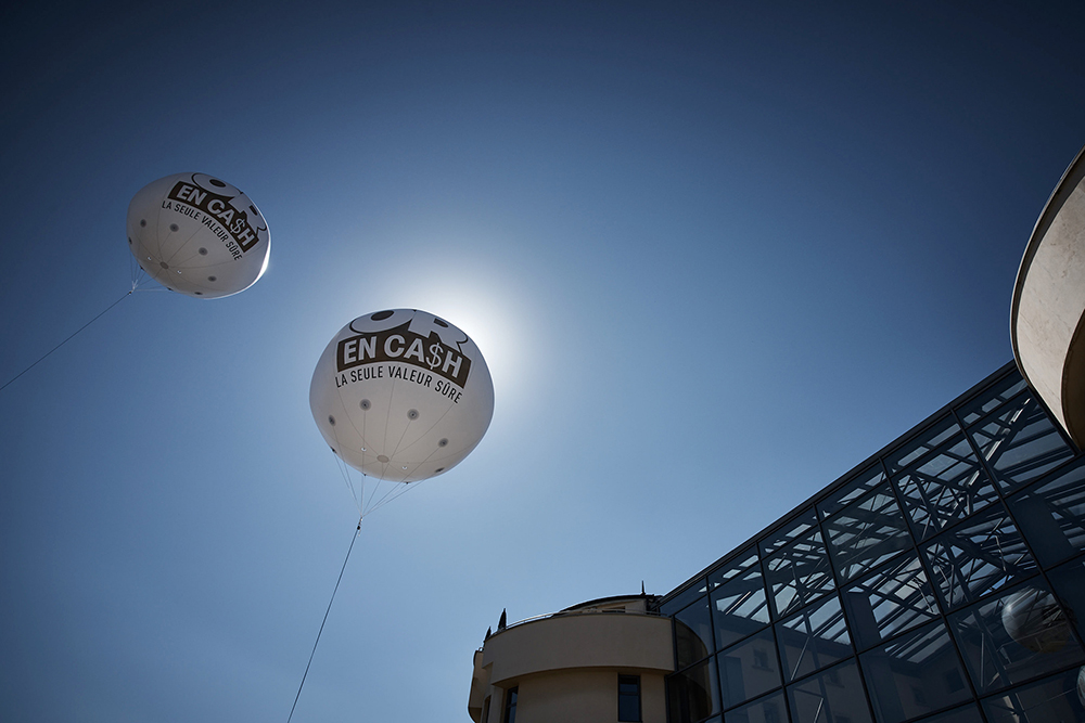 Ballon volant Or en Cash diamètre 3 mètres