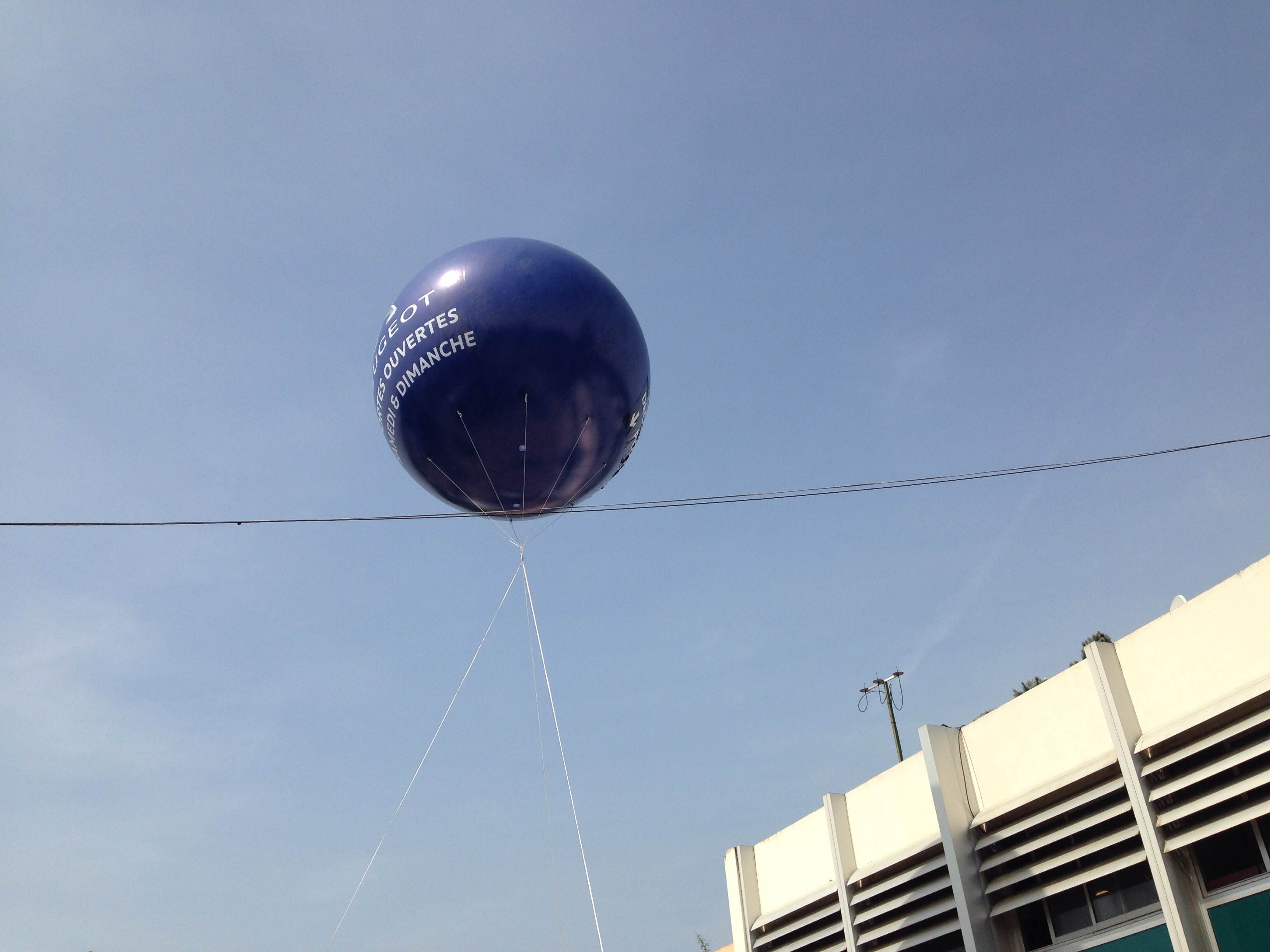 Ballon Géant hélium et skydancer groupe Peugeot Azur à l'Autoshow
