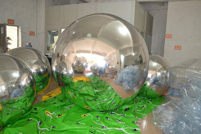 Un ballon gonflable avec effet miroir pour votre décoration