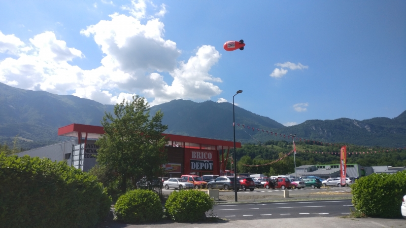 Dirigeable publicitaire au Brico Dépôt de tournon près d&#039;Albertville