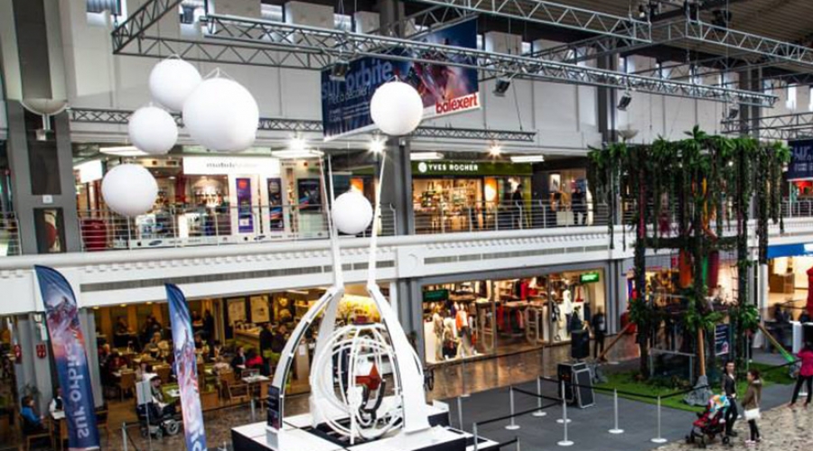 8 ballons géants suspendus et gonflé Ã  l&#039;air