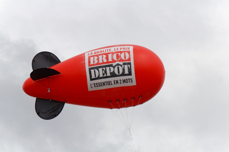Dirigeable volant pour le Brico Dépôt de Saumur