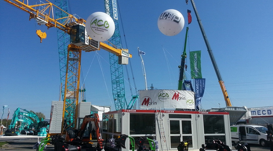 Installation de Ballons publicitaires géants pour stand en extérieur