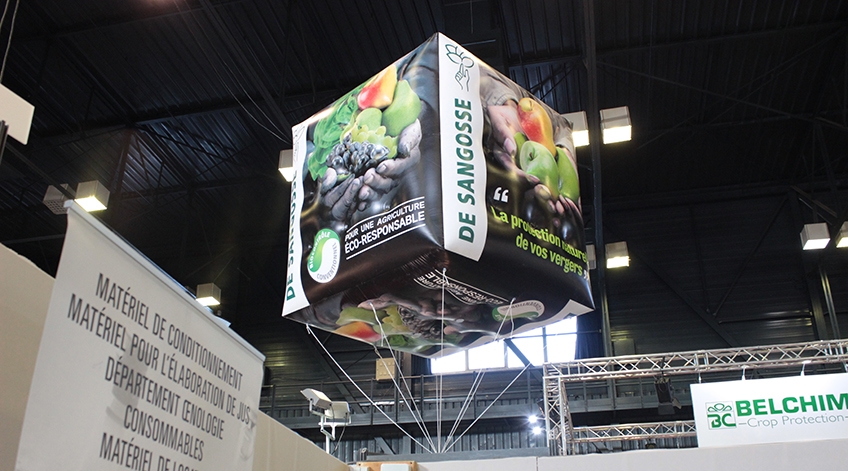 un cube publicitaire à l&#039;hélium
