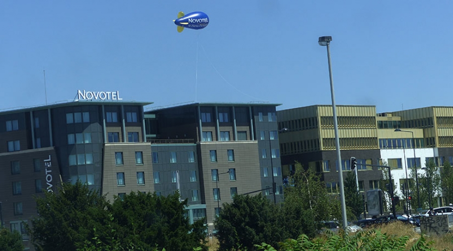 Dirigeable géant pour l&#039;ouverture du Novotel Ã  Saint-Denis