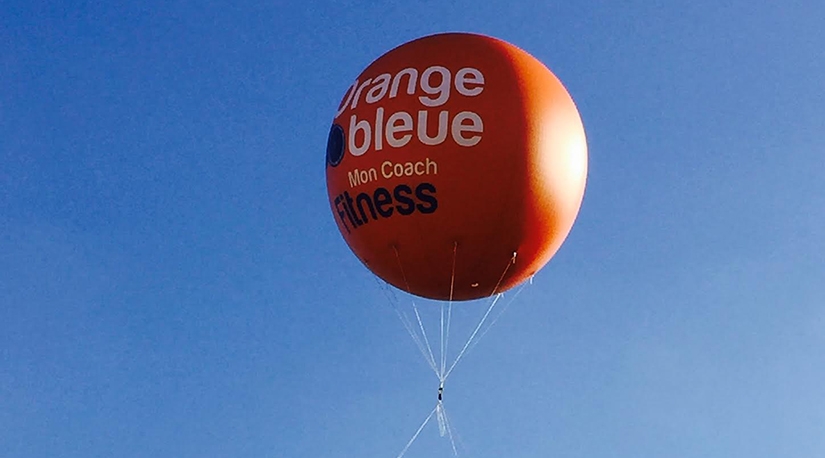 Ballon publicitaire volant pour L'Orange Bleue de Genay