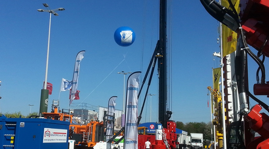 Ballon publicitaire bleu avec logo sur 2 côtés, diamètre de 2.5 mètres