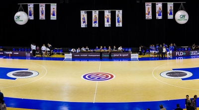 2 ballons suspendus avec un marquage Crédit Agricole pour le club de Basket Landes